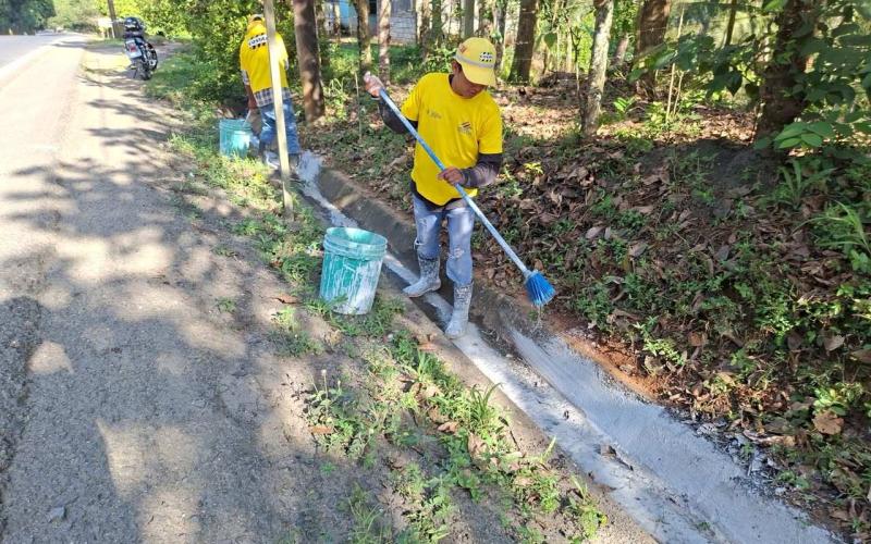 En Izabal, limpian drenajes para cuidar la carretera y proteger a quienes la transitan