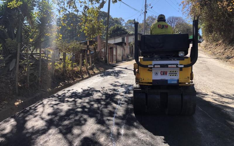 Avanzan trabajos de bacheo entre El Carrizal y San Raymundo