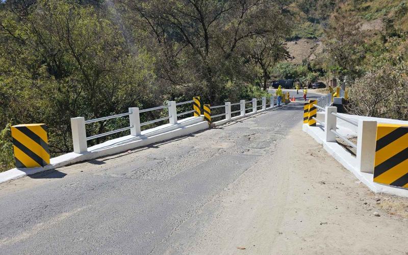 Puente Pixcayá recibe mantenimiento en Chimaltenango