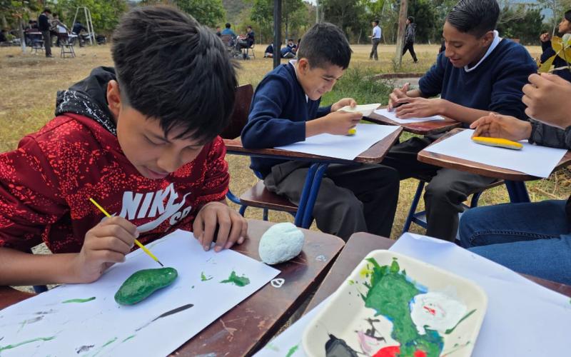 Casa de Desarrollo Cultural promueve taller de dibujo y pintura en piedra. 