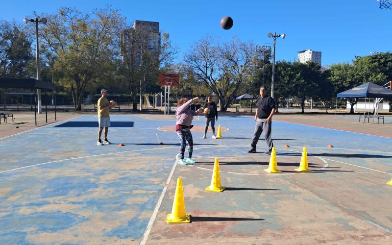 Academia de Maxibaloncesto llena de alegría y energía el Campo Marte. 
