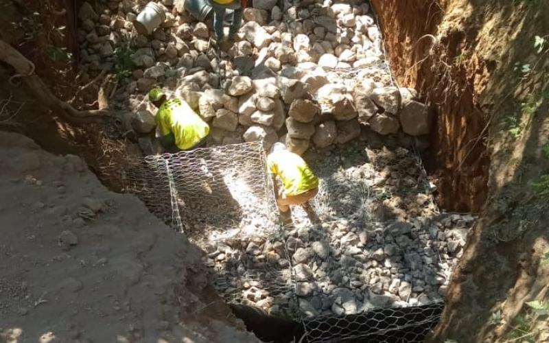 Construyen un muro que protege caminos y comunidades en la RN-10