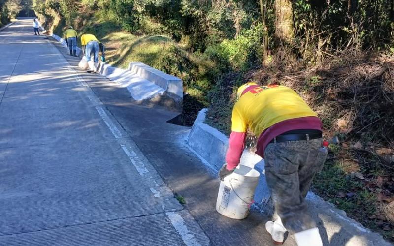 Los trabajos de limpieza siguen transformando la ruta en San Andrés Sajcabajá