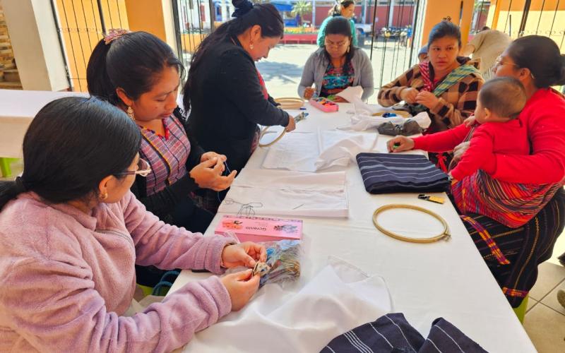 42 mujeres de Santiago Sacatepéquez se benefician de taller de bordado en Morga. 