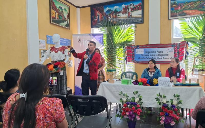 Se inicia taller de tejido con 25 mujeres ixiles de San Juan Cotzal. 