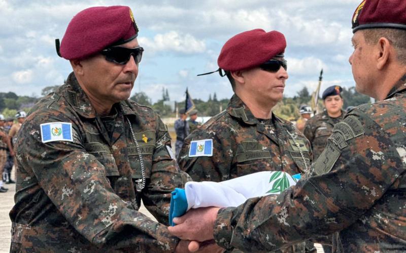 Ceremonia de despedida y entrega de la Bandera Nacional a la II Unidad de Policía Militar del Ejército de Guatemala – Fuerza de Represión ante Bandas (FBR)