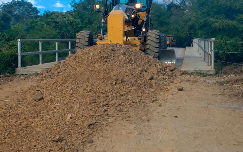 Avanzan trabajos en ruta hacia Hacienda El Santo y dinamizan economía local