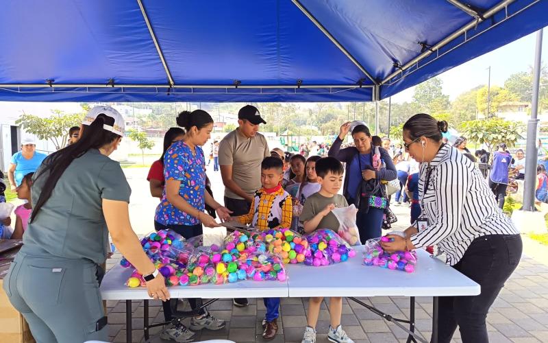 Colorido concurso de disfraces