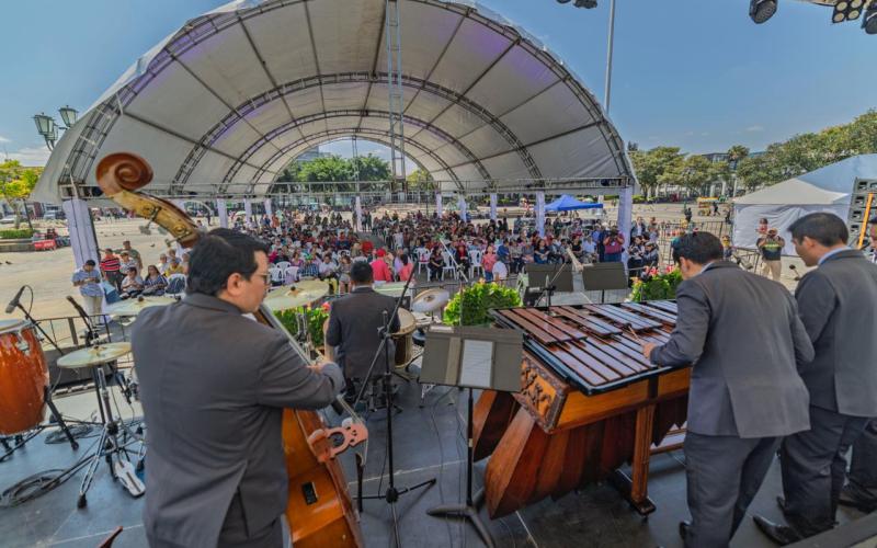 Aplausos y alegría marcaron la celebración de la 19.ª edición del Día Nacional de la Marimba en la Plaza de la Constitución.