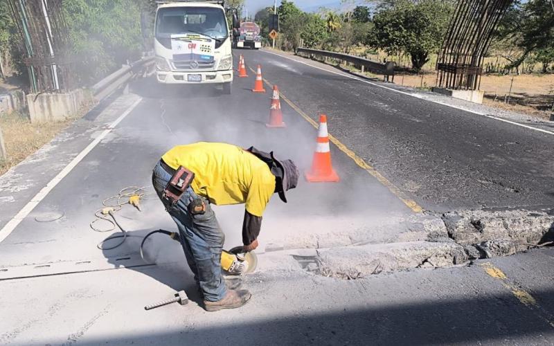 Realizan mejoras al puente Obispo Francisco Marroquín en Santa Rosa