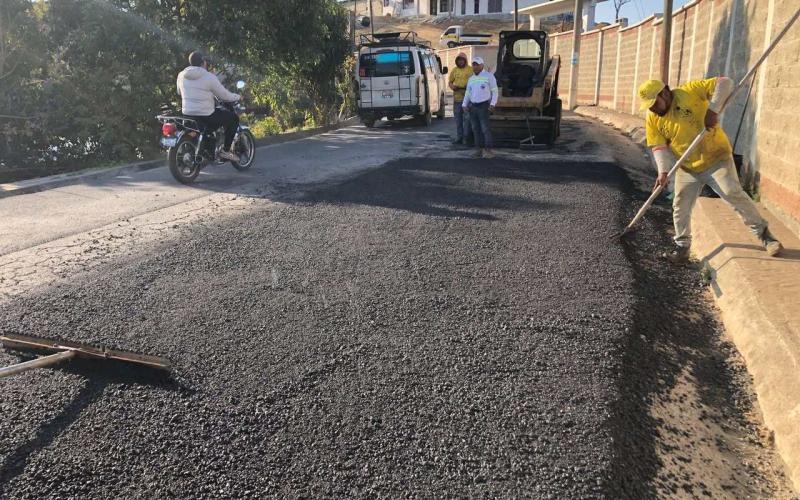 Avanzan los trabajos de bacheo en la ruta San Raymundo – El Carrizal