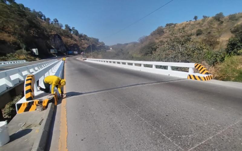 Dan mantenimiento del Puente San Juan en la CA-9 Norte