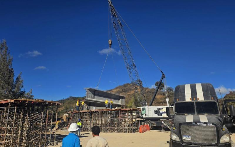 Avanza la construcción del puente vehicular en el Libramiento de Jalapa
