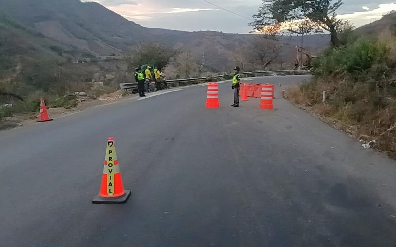 Apoyo de PROVIAL durante trabajos nocturnos en RN-19 permitió cierre seguro entre Sansare y Jalapa
