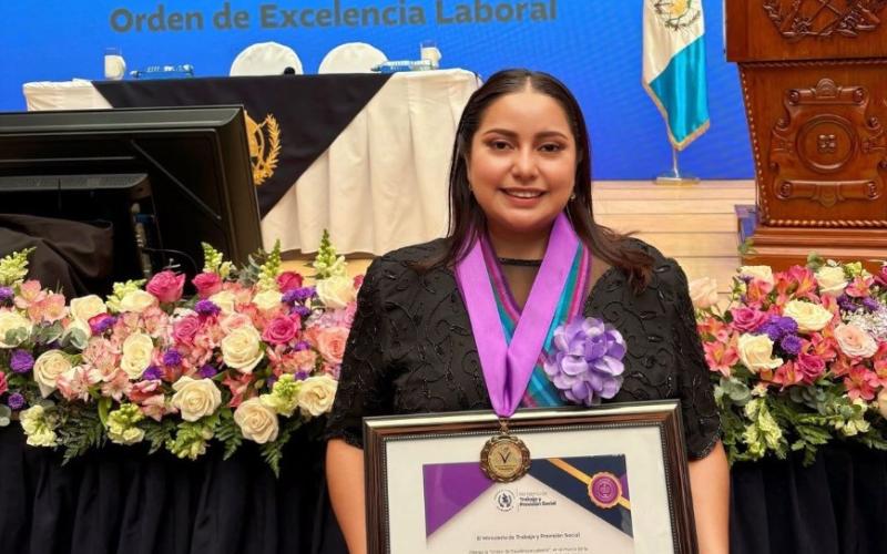 Lucía Morales recibe Orden de Excelencia Laboral