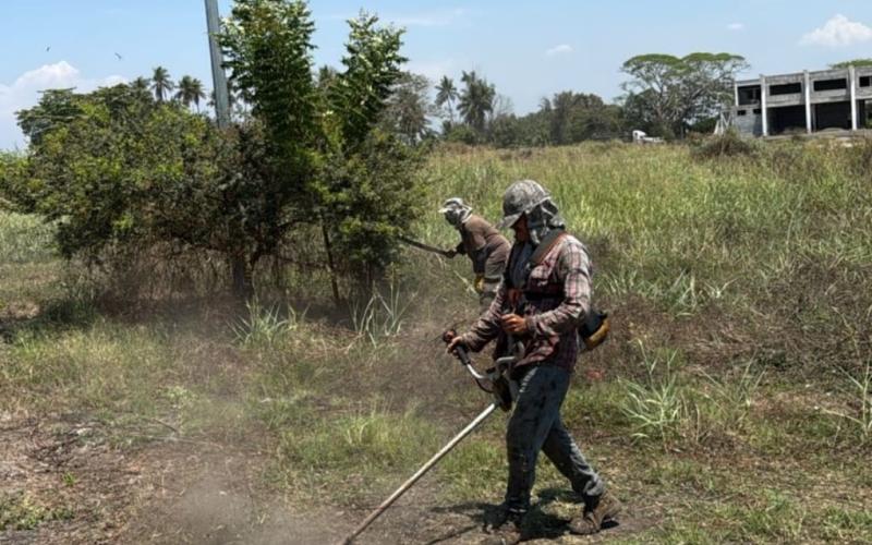 Entre las labores realizadas destaca la limpieza de basura en la caja puente, una acción clave para prevenir obstrucciones y reducir riesgos durante la temporada de lluvias, beneficiando directamente la seguridad de las instalaciones.