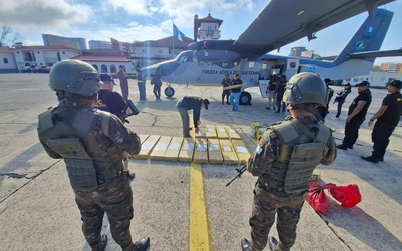 Fuerza Aérea Guatemalteca traslada armamento incautado hacia la ciudad capital.