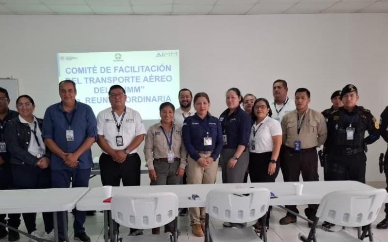 Durante la reunión se presentaron avances y acciones implementadas para optimizar los procedimientos que se desarrollan en la terminal aérea, así como medidas orientadas a mejorar la atención a los usuarios que ingresan, salen o transitan por el Aeropuerto Internacional Mundo Maya.