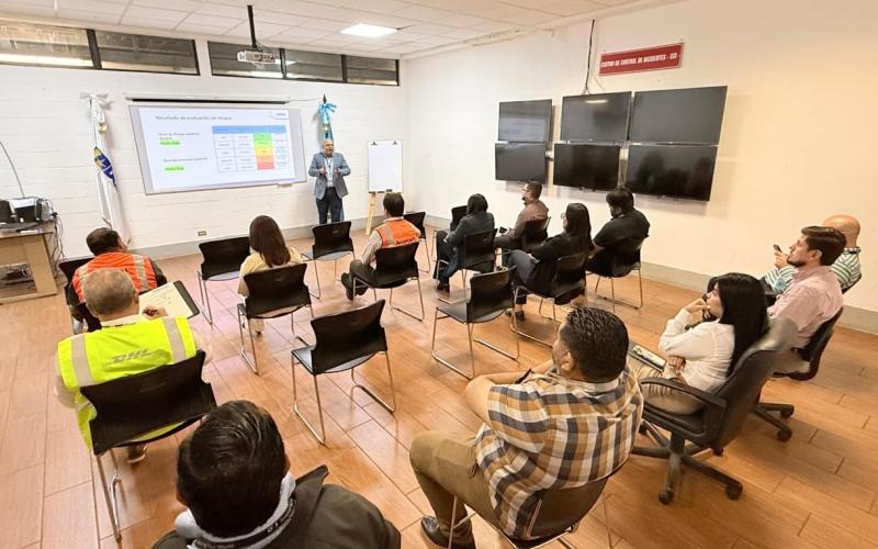 Este tipo de espacios facilita que la industria de la aviación civil identifique de manera oportuna los peligros y defina las acciones necesarias para prevenir incidentes, reforzando así los protocolos de seguridad en cada fase de los vuelos, en cumplimiento de las normativas de AVSEC.