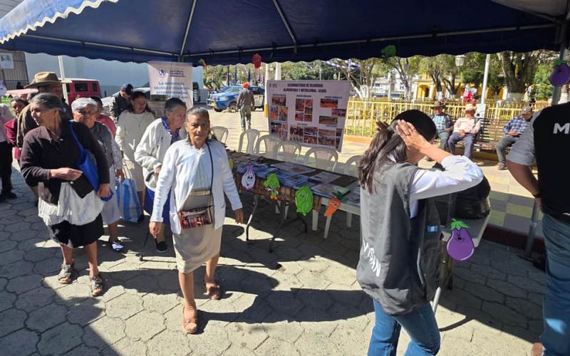 Adultos mayores acceden a programas de seguridad alimentaria en Feria CONAPROV 2026