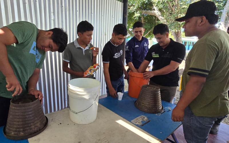 Alumnos aprenden producción de abono orgánico de la lombriz roja