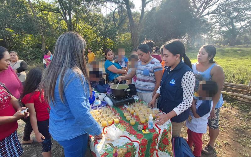 Capacitan a familias en el aprovechamiento de frutas locales