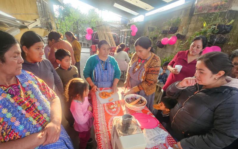 Capacitan a madres quezaltecas en la preparación de alimentos nutritivos