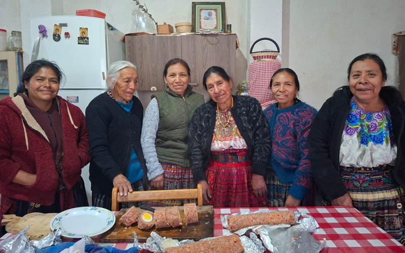 Promotoras forestales de Cantel aprenden a elaborar carne prensada