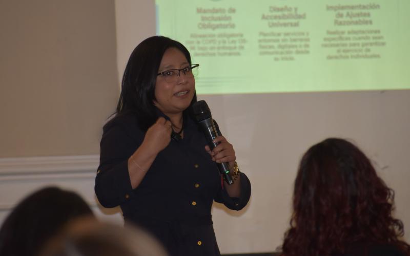 La Subsecretaria de SEGEPLAN, Wendy Sánchez, expuso sobre planificación pública con enfoque de derechos de las personas con discapacidad.