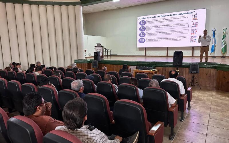 Docente ofrece conferencia de tecnología agrícola e impulsa modernización educativa
