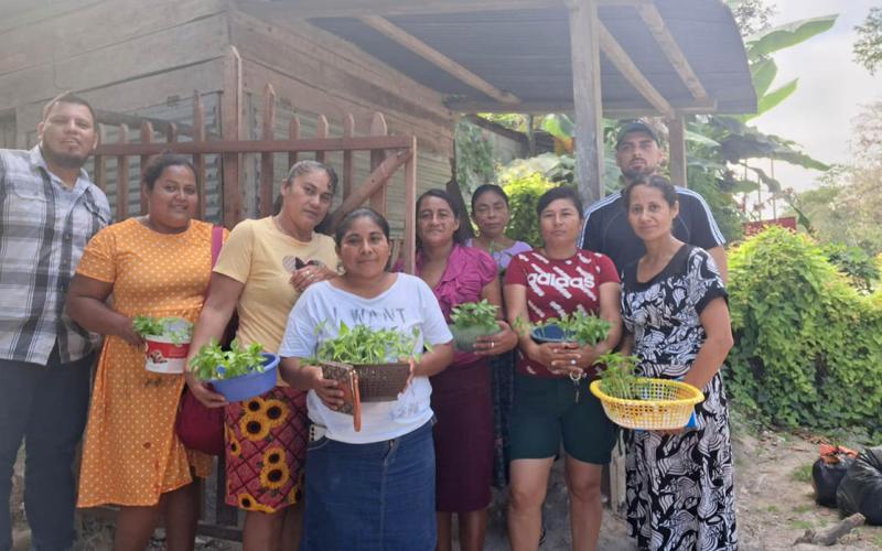 En Ixhuacut entregaron pilones para huertos familiares