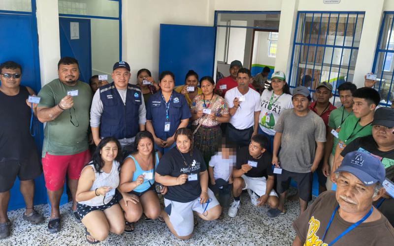 Entregan carnés a pescadores artesanales del área de Livingston