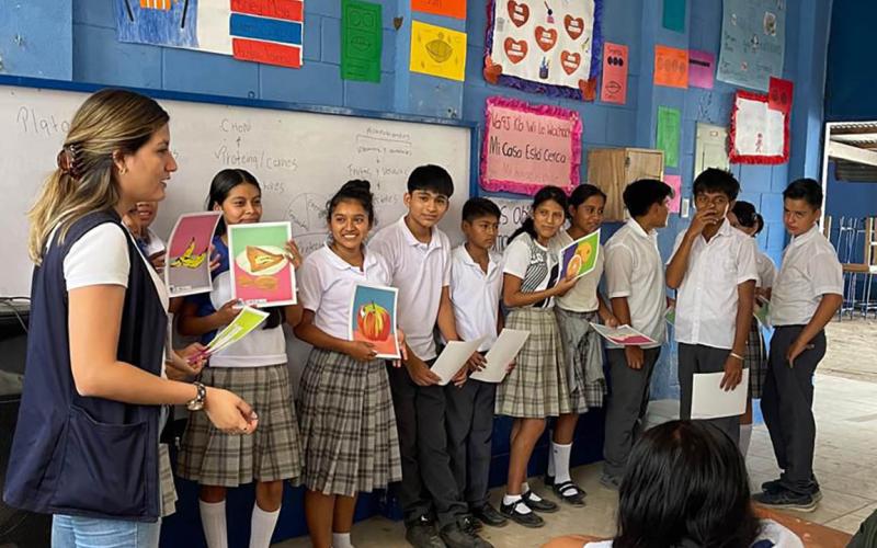 Estudiantes aprenden cómo alimentarse mejor desde su comunidad