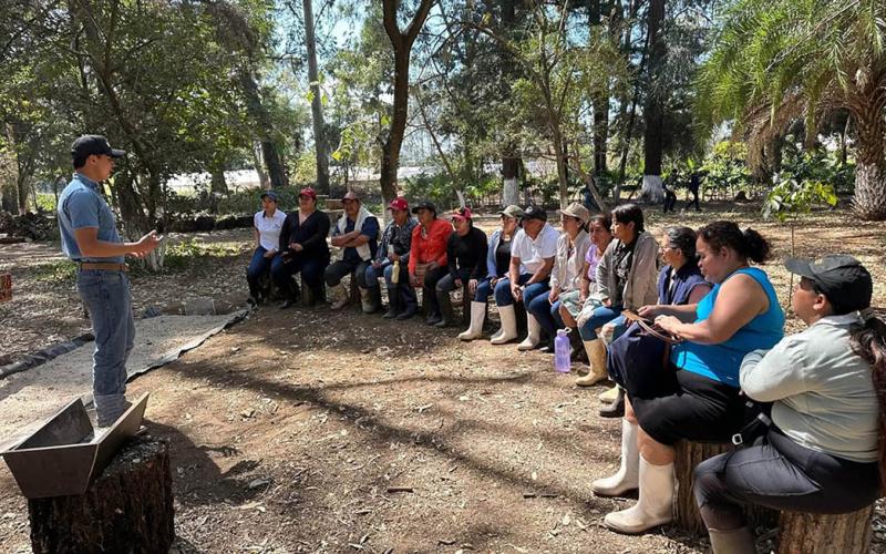 Estudiantes de la ENCA capacitan a 120 agricultores con metodología "Campesino a Campesino"