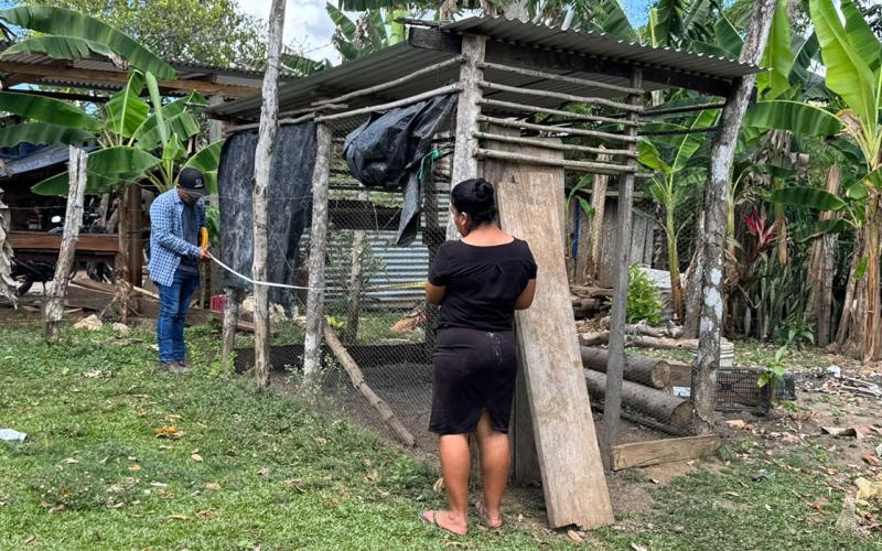 Familias peteneras fortalecen su producción con huertos, gallineros y charcas artesanales