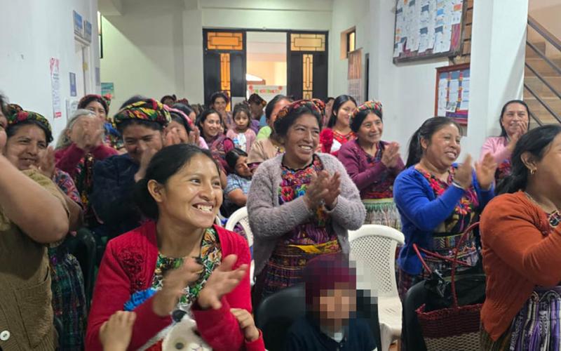 Familias quetzaltecas aprenden acerca del uso vital del agua y la alimentación saludable