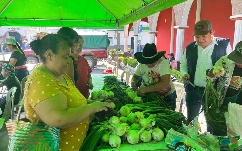 Feria del Agricultor en Baja Verapaz impulsa y dinamiza el comercio agrícola