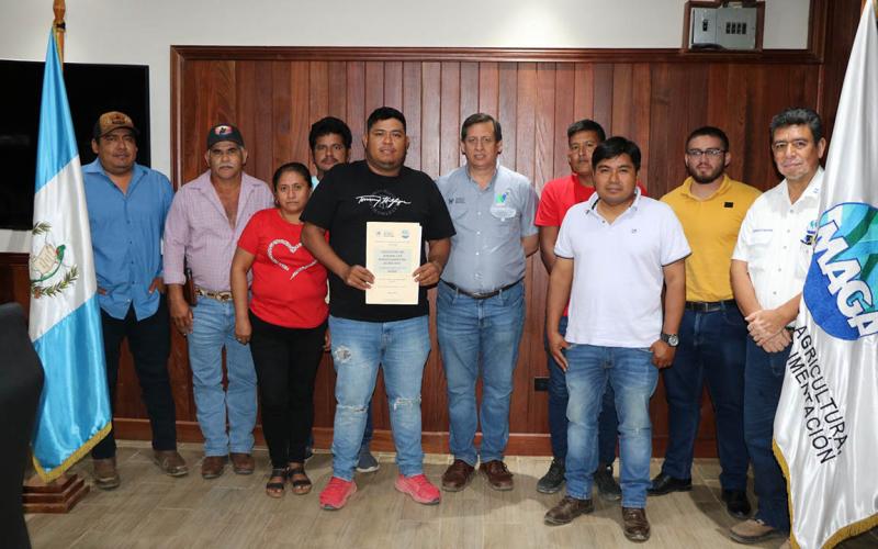 Ganaderos de Las Cruces reciben documentos legales de su asociación