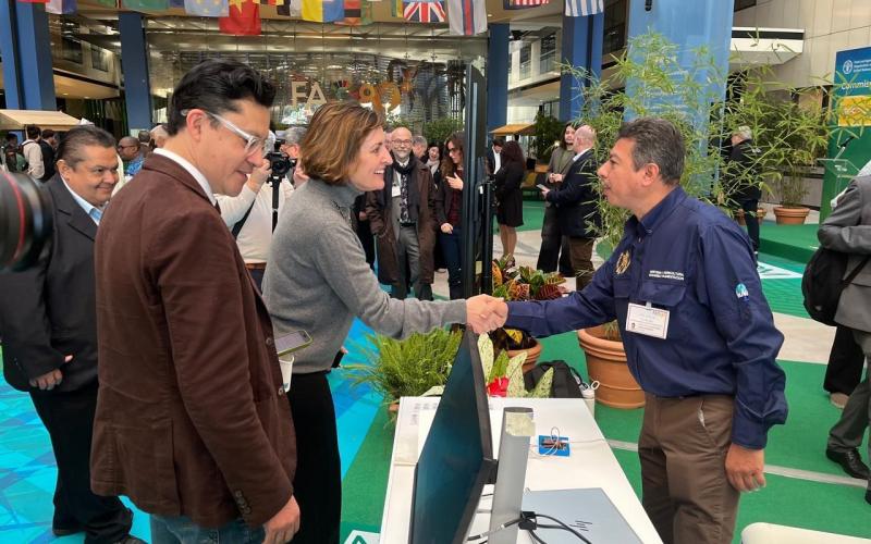 Guatemala presenta trampa fitosanitaria en Roma