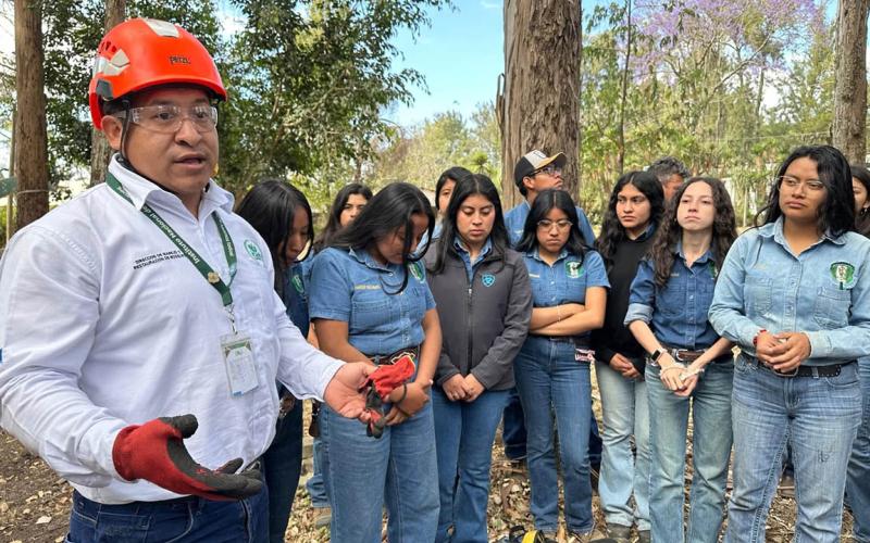 INAB capacita a futuros peritos forestales de la ENCA en manejo de recursos genéticos
