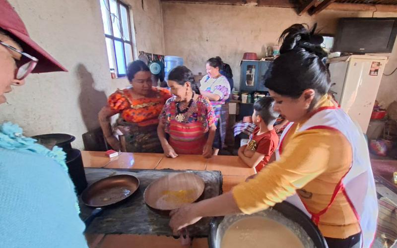 Imparten técnicas de procesamiento de frutos a comunitarias de Cantel 