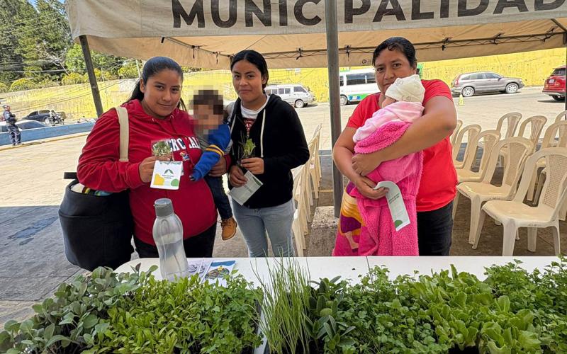 Impulsan la seguridad alimentaria con entrega de pilones en Fraijanes
