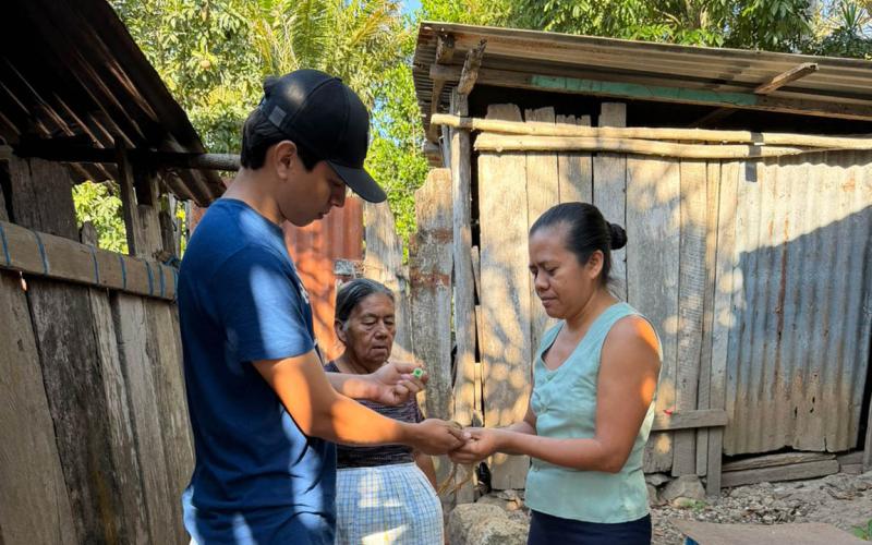 Jornada de vacunación fortalece la avicultura familiar en El Chal