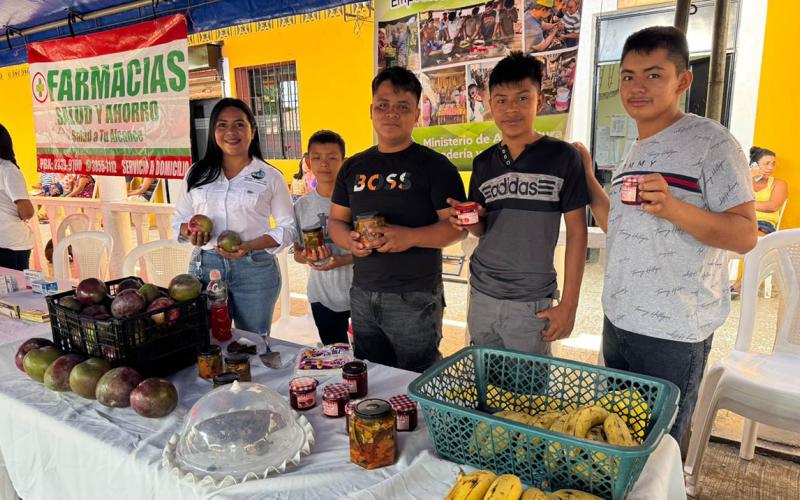 Juventud rural de Champerico destaca en feria gastronómica de El Asintal