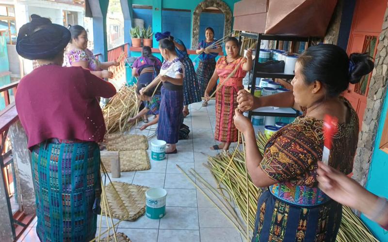 Mujeres de Santa Catarina Palopó transforman el tule en motor de desarrollo económico