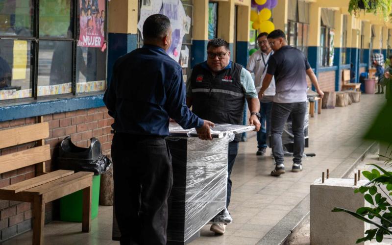 Mejoran condiciones educativas en escuela de zona 1 con entrega de mobiliario