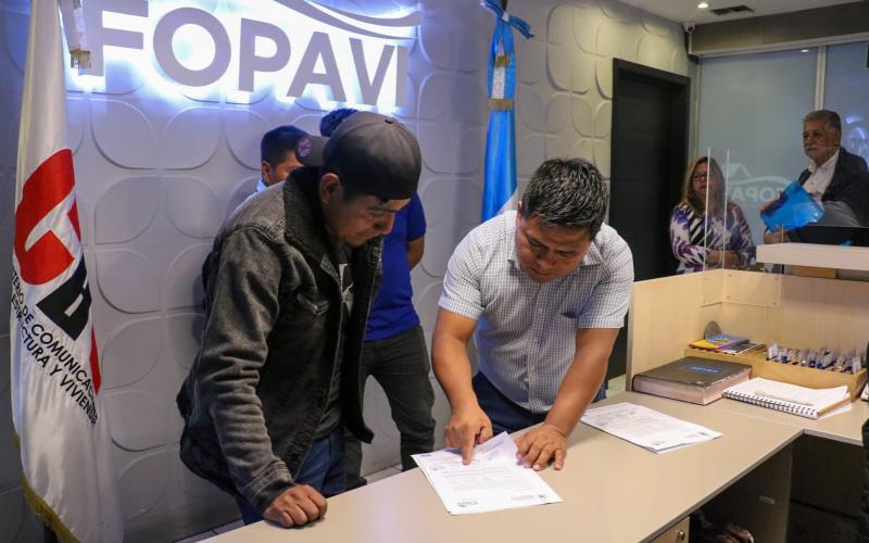 Familias de San Juan Ostuncalco reciben aprobación de subsidio habitacional