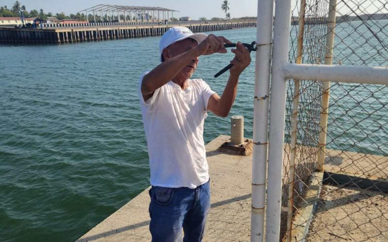 Realizan mantenimiento en estación mareográfica de Champerico 