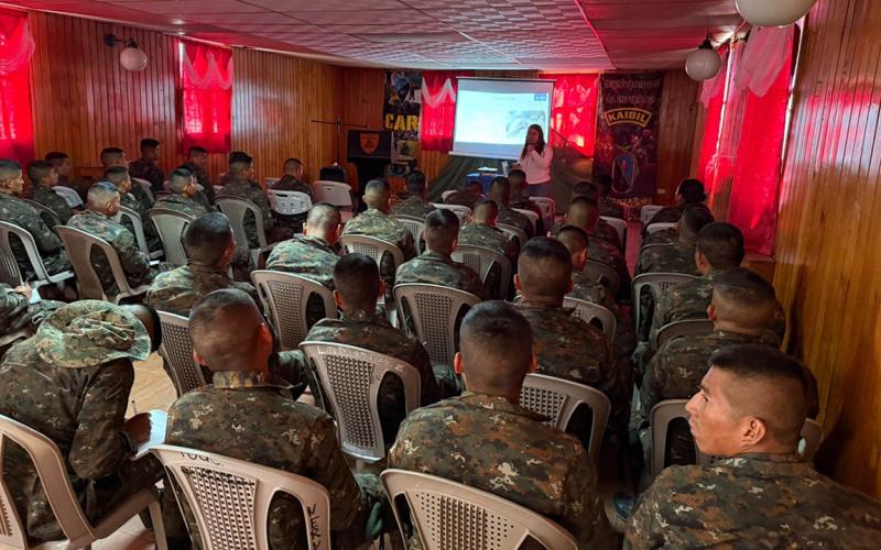 Soldados capacitados para prevenir el Gusano Barrenador