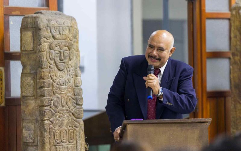 Reconocen los 35 años de trayectoria del profesor Gabriel Francisco Paz Tun